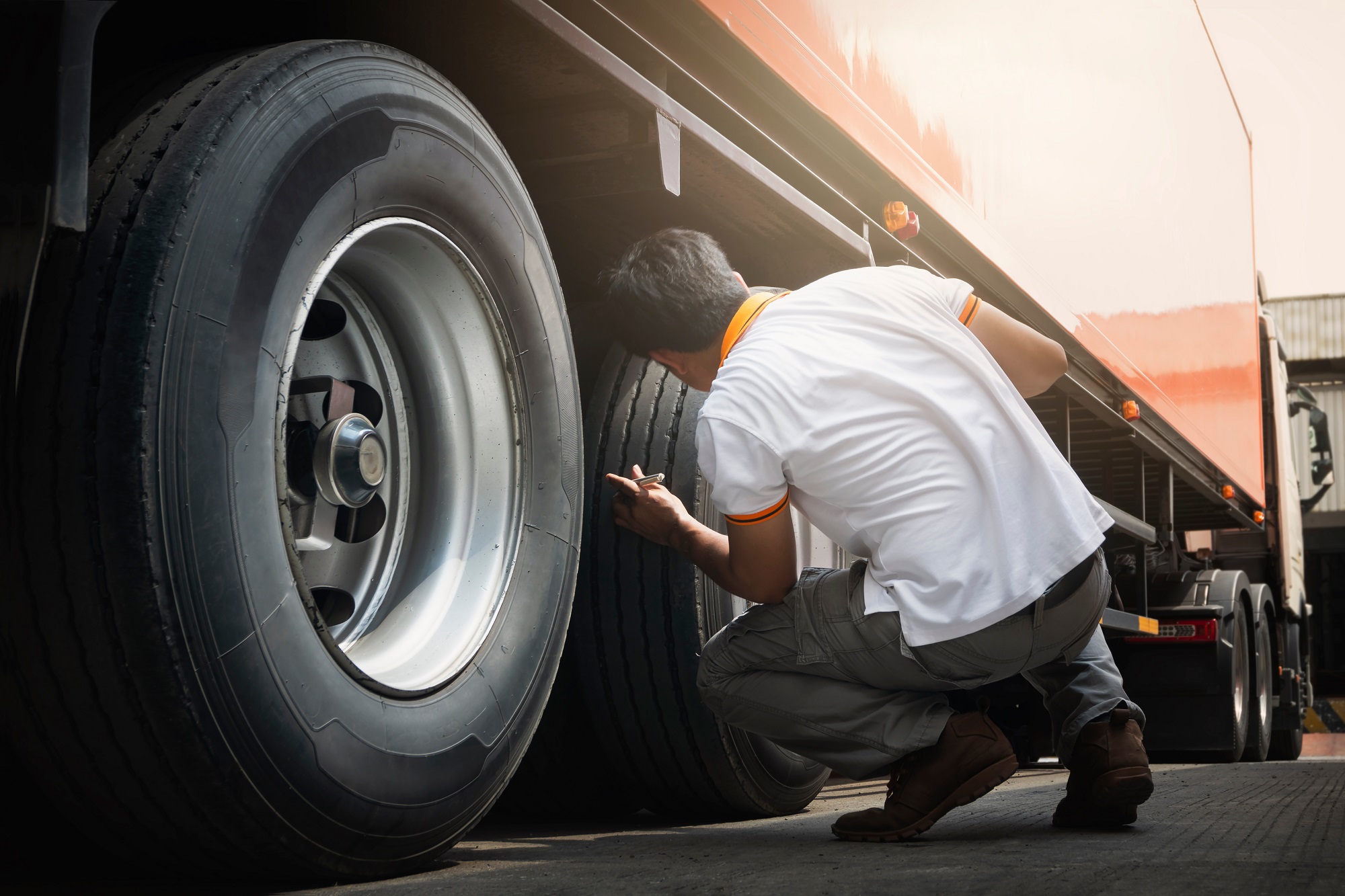 Mobile Truck Mechanic Delivering Efficient On-Road Diesel Repair Solutions